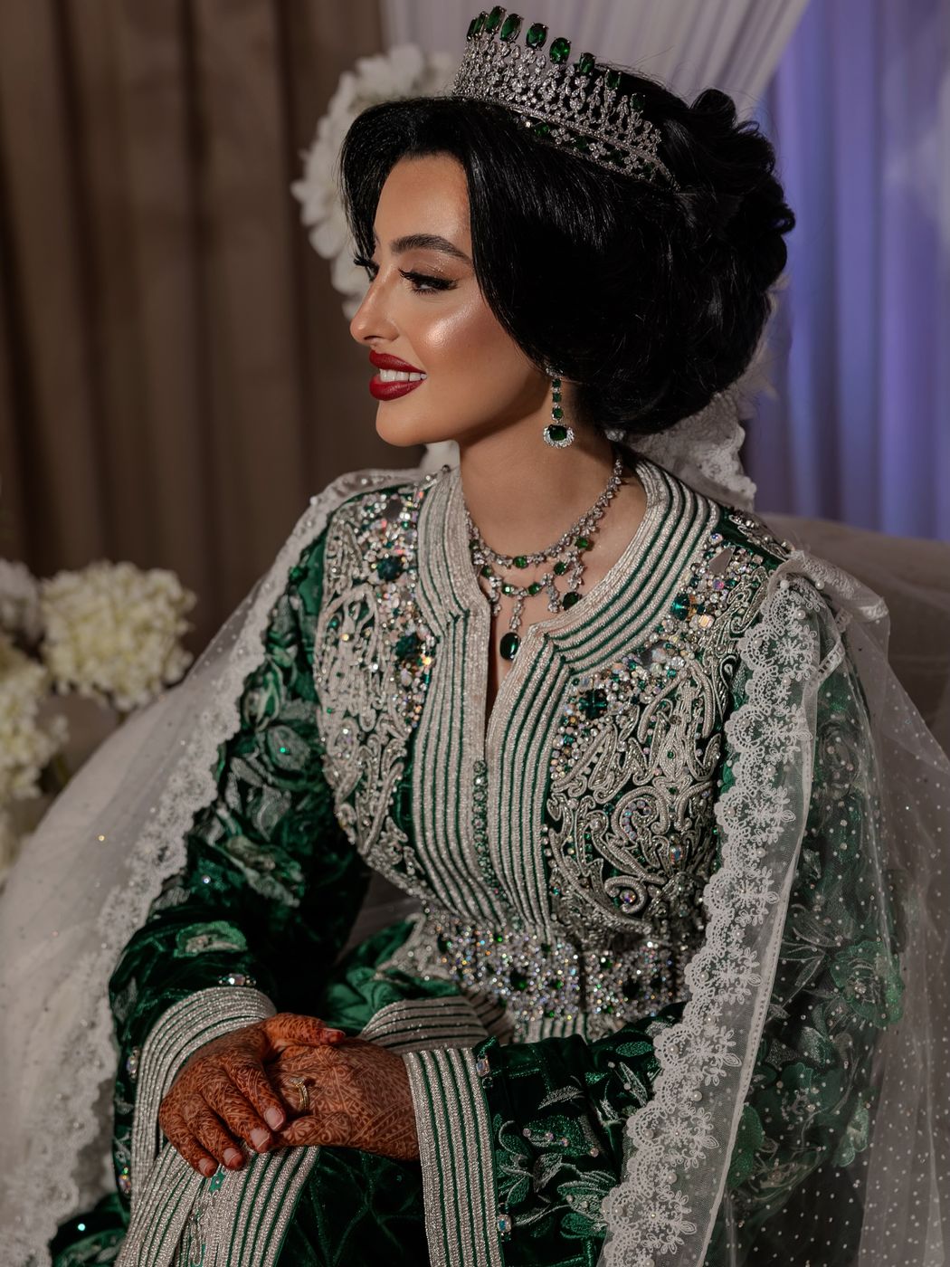 Bruid in groene kaftan tijdens de voorbereiding