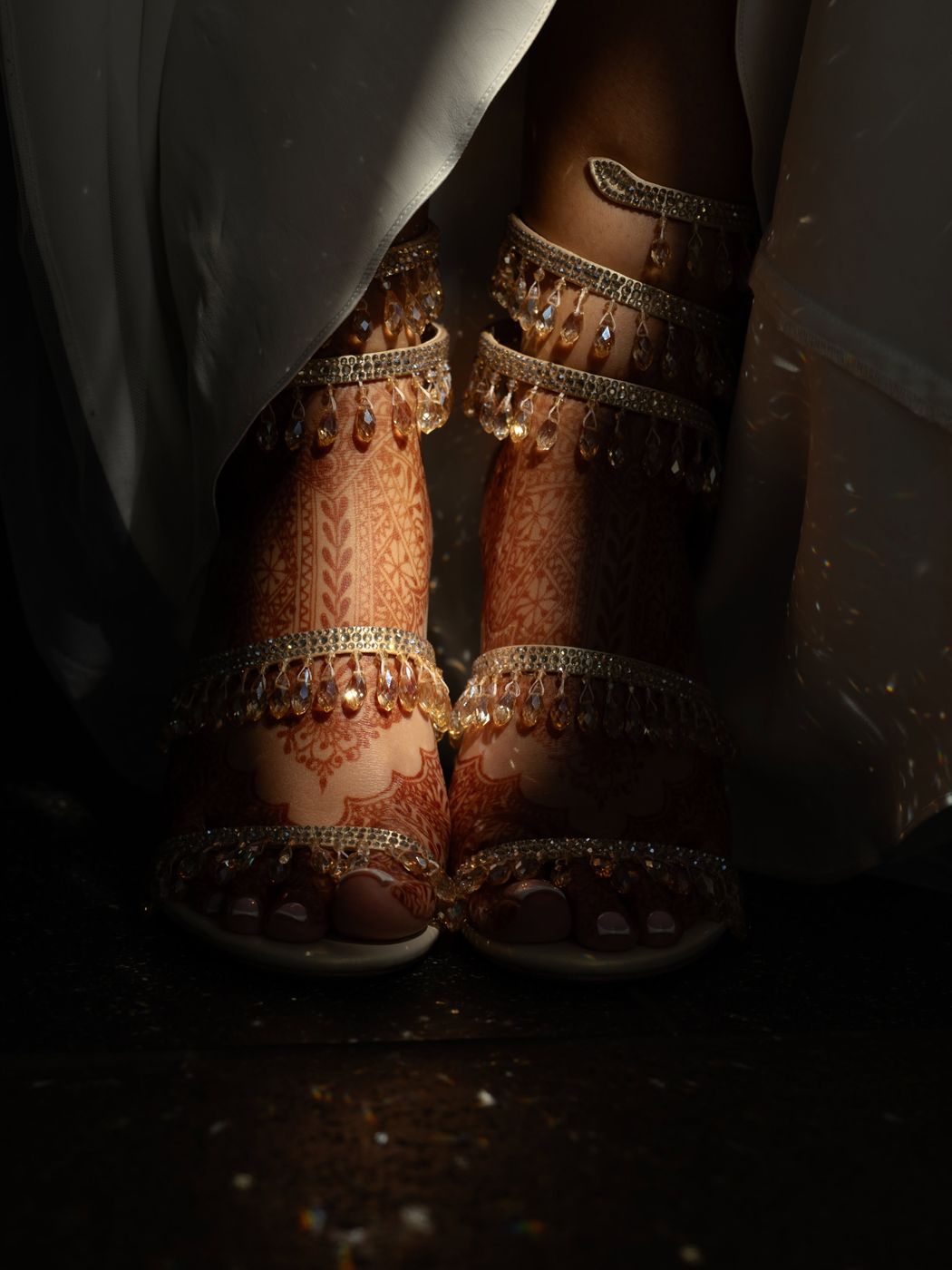 Henna en bruidsschoenen in warm licht